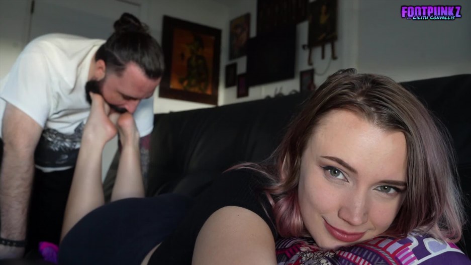Cute Feet and Cumshots - Nerdy Gamer Girl Lilith First time Foot Worship